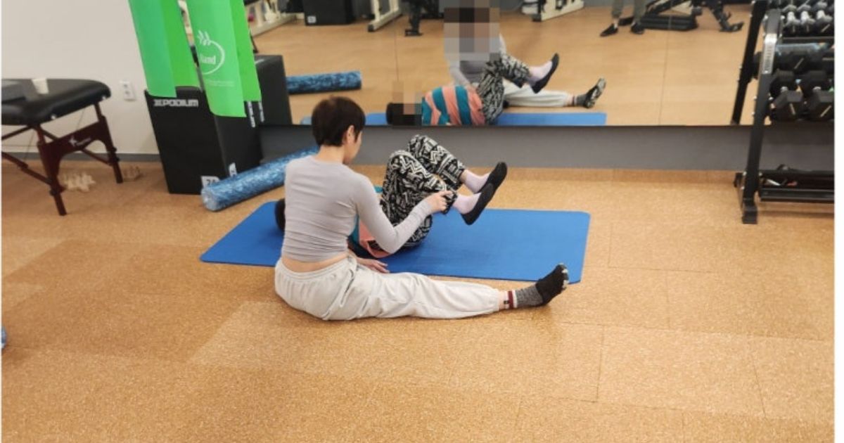 동탄 내몸에미소에서 1:1로 막힌 방향을 확인하며 교정 동작을 지도하는 모습