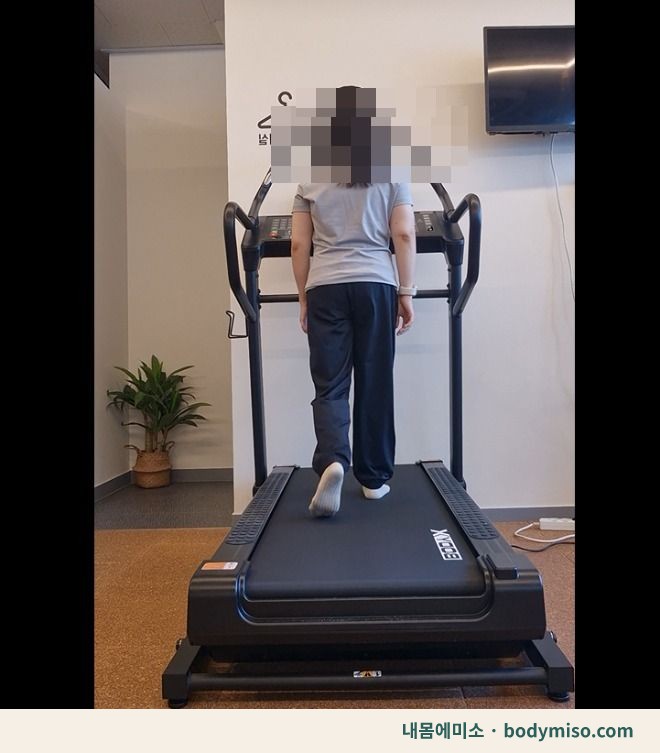 러닝머신 위에서 뒤쪽에서 촬영한 여성의 걷는 자세